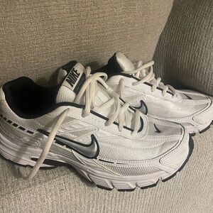 Nike initiators 8.5 Women White